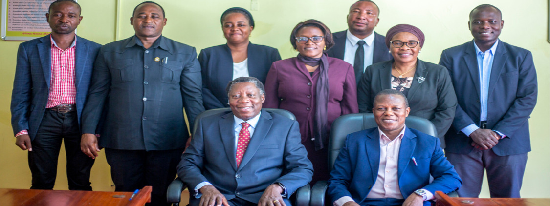 Mwenyekiti wa Baraza la Usimamizi la Taasisi ya Elimu ya Watu Wazima (TEWW), Prof. Zacharia Mganilwa (aliyekaa, kushoto), akiwa katika picha ya pamoja...